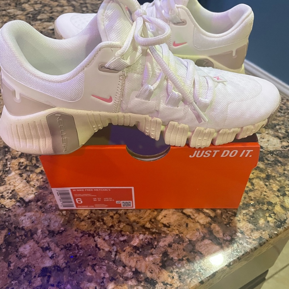 Nike women’s free metcon 5 size 6.